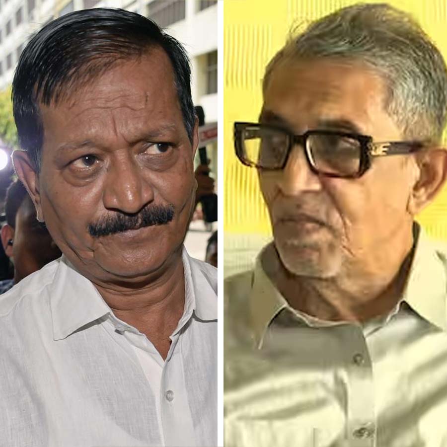 (বাঁ দিকে) সুজয়কৃষ্ণ ভদ্র। অরুণ হাজরা (ডান দিকে)।