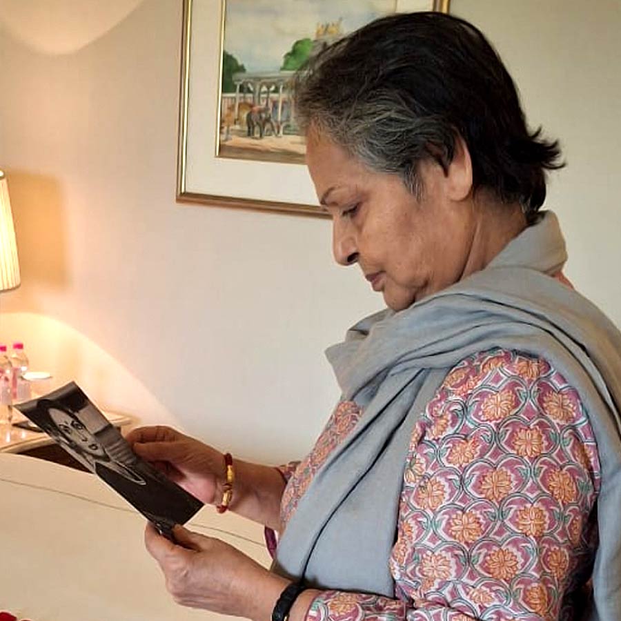 কোথায় চোখ আটকে গেল রাখির?