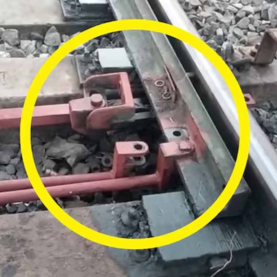 রেললাইন থেকে খুলে নেওয়া হয়েছে নাটবল্টু। ছবি: সংগৃহীত।