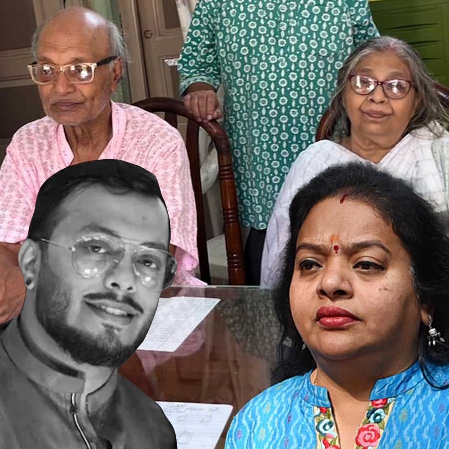 বিতান অধিকারীর বৃদ্ধ মা-বাবাকে দেখতে বেহালার বাড়িতে গিয়েছিলেন তৃণমূল বিধায়ক রত্না চট্টোপাধ্যায়।