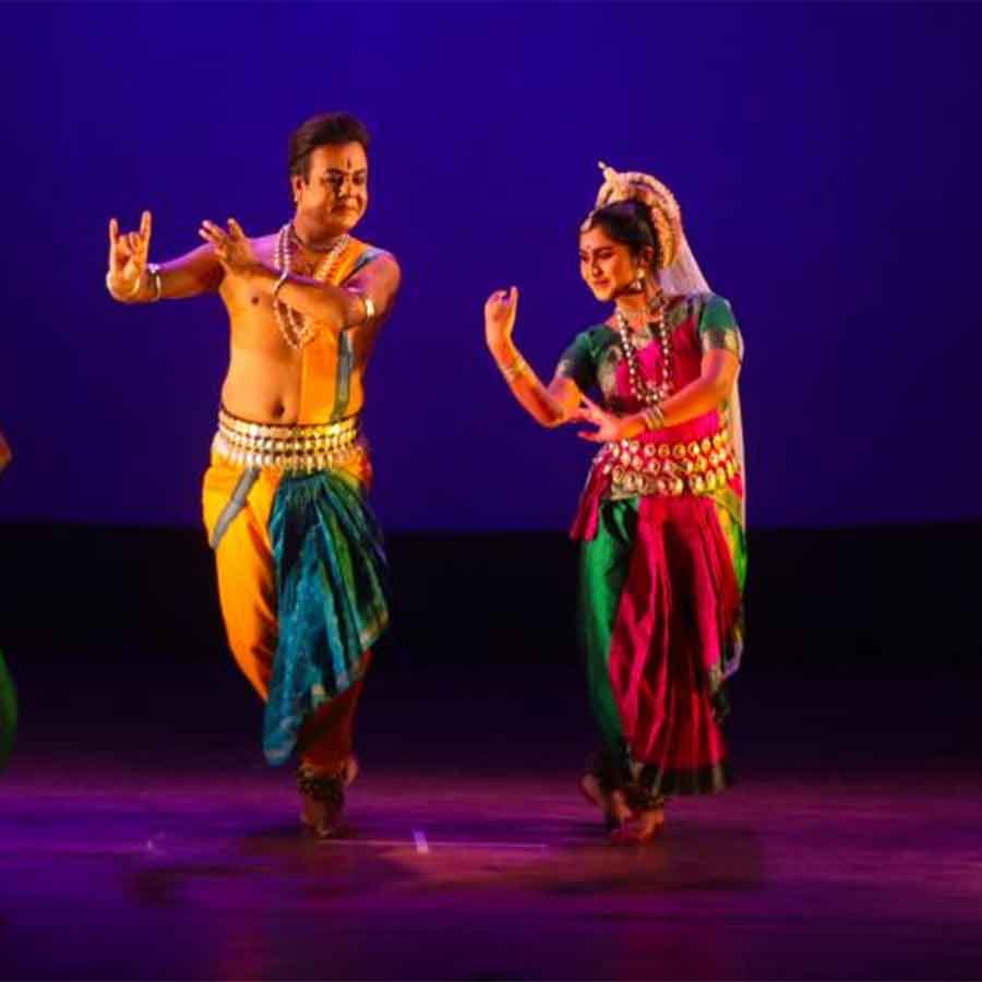 নৃত্য পরিবেশনে শিল্পীবৃন্দ।