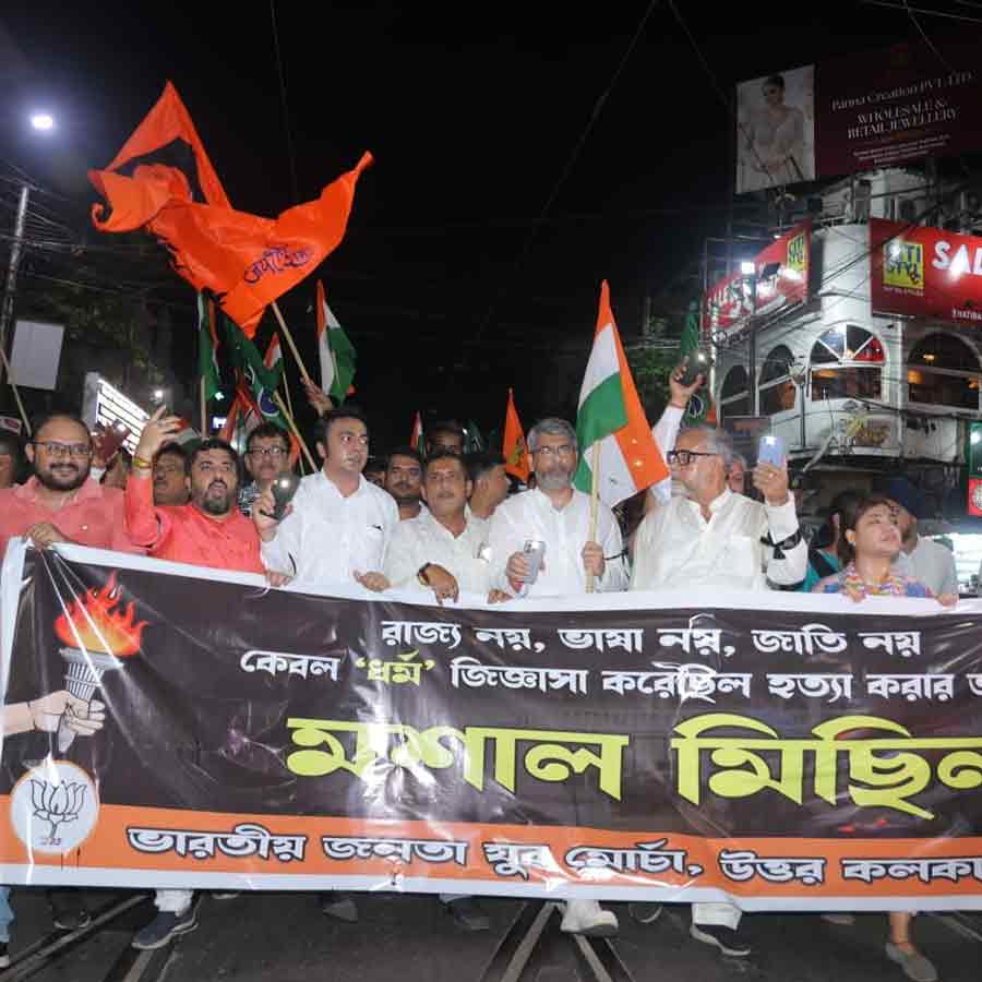 কাশ্মীর-কাণ্ডের প্রতিবাদে বিজেপির যুব মোর্চার মশাল মিছিল।