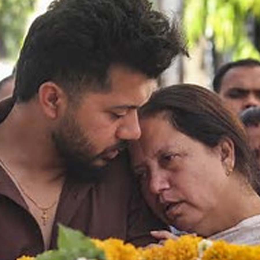 ললিতের ছবি পোস্ট করে শোকপ্রকাশ করার পর জীতেন্দ্র লিখেছেন, ‘‘প্রশিক্ষণ ছাড়া কম পারিশ্রমিক দিয়ে অপেশাদার অভিনেতাদের দিয়ে কাজ করানো হয়। জিনিসপত্রের দাম ক্রমশ বেড়ে চলেছে। কিন্তু বেতনবৃদ্ধির কোনও আশা নেই। শিল্পীদের জন্য খুব দুর্ভাগ্যজনক। ললিতের এমনটা প্রাপ্য ছিল না।’’