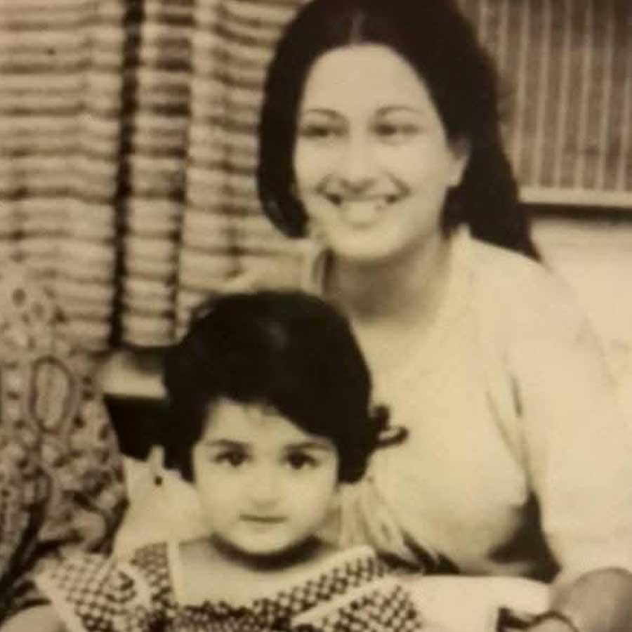 শিশুকন্যা পায়েলকে নিয়ে মৌসুমী চট্টোপাধ্যায়।