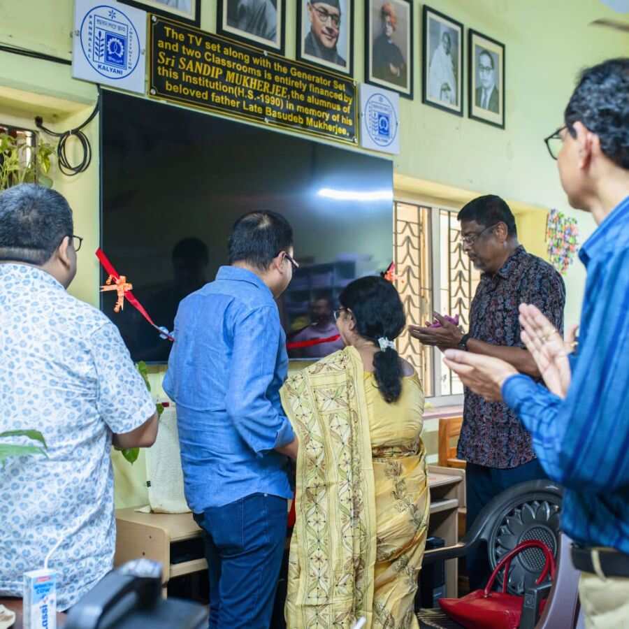 Kalyani\\\\\\\'s Pannalal Institution gets smart classroom boost with more than 40 lakh alumnus donation.