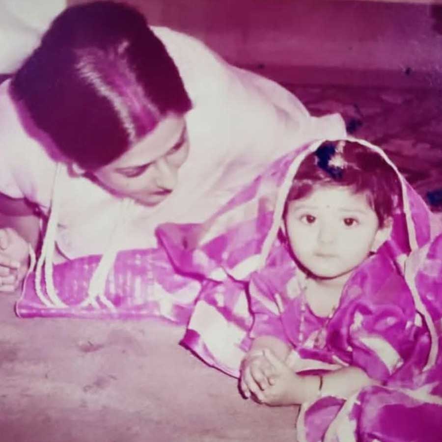 ছোট্ট মেঘার সঙ্গে মৌসুমী চট্টোপাধ্যায়।