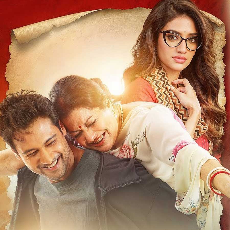 Review of the film Aarii directed by Jiit Chakraborty starring Moushumi ChatterjeeYash Daasguptaa Nussrat Jahan