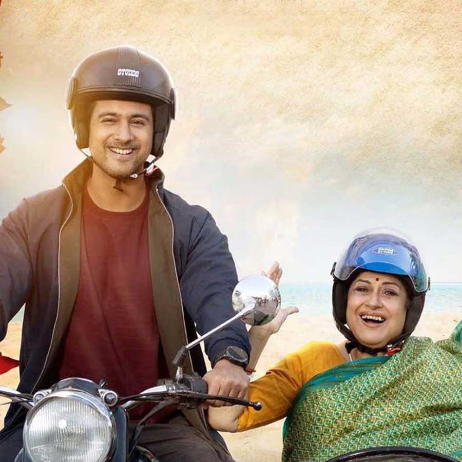 Review of the film Aarii directed by Jiit Chakraborty starring Moushumi ChatterjeeYash Daasguptaa Nussrat Jahan