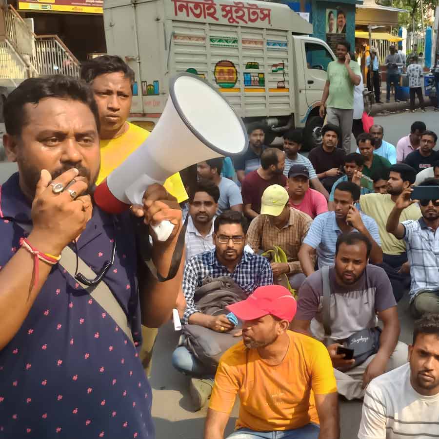 WBSSC Job loss teachers protest outside residence of Education Minister Bratya Basu dgtl