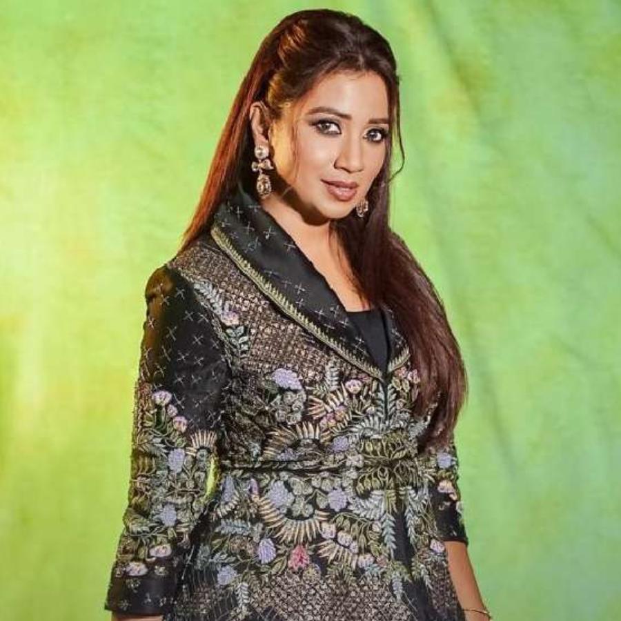 5 earrings perfect for round shaped faces like Shreya Ghoshal, fashion tips from singer