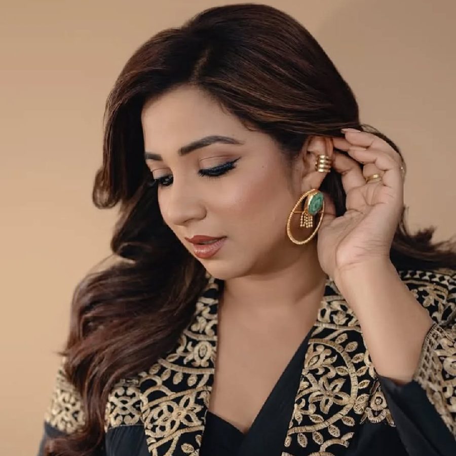 5 earrings perfect for round shaped faces like Shreya Ghoshal, fashion tips from singer