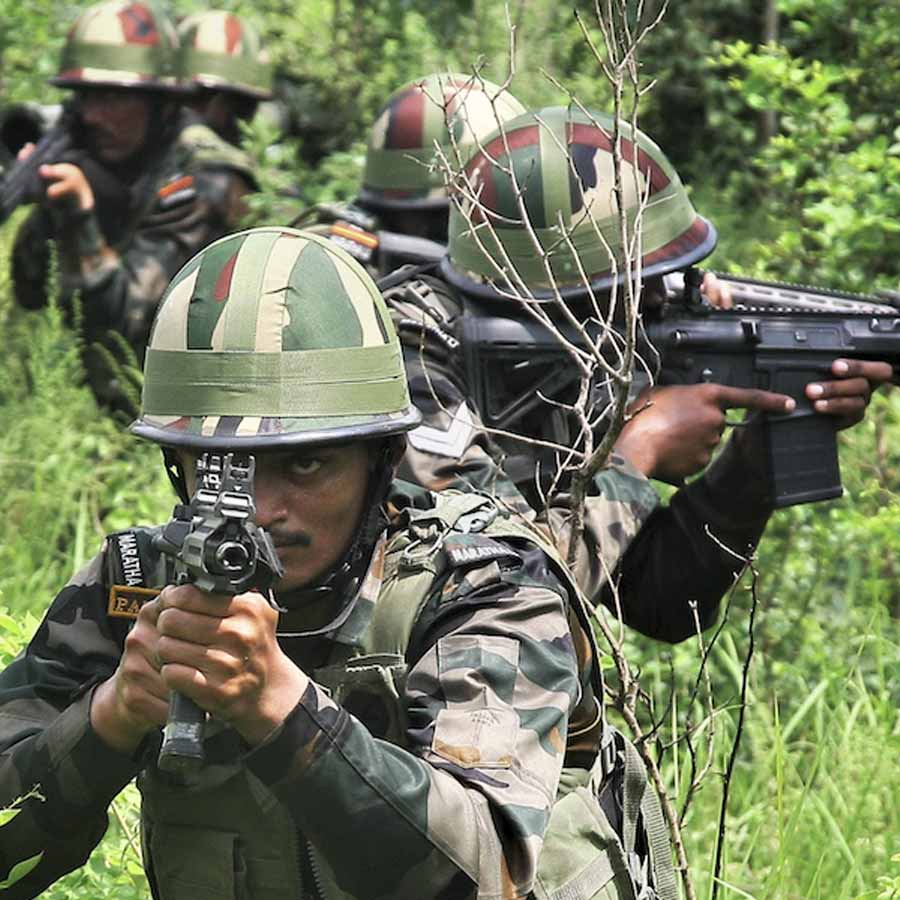 তল্লাশি অভিযানে নিরাপত্তাবাহিনী।