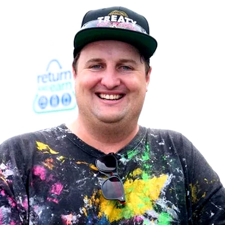 এমনই এক জন হলেন নিউ সাউথ ওয়েল্‌স সেন্ট্রাল কোস্টের ৩৬ বছর বয়সি ড্যামিয়ান গর্ডন। চাকরি করে যেটুকু অবসর সময় পেতেন, সেই সময়টা তিনি ব্যয় করতেন আবর্জনা সংগ্রহে। তিনি শহরের রাস্তা, সৈকত, পার্ক এবং অন্যান্য প্রকাশ্য স্থান থেকে পুনর্ব্যবহারযোগ্য পাত্র সংগ্রহ করতে শুরু করেন। তাঁর এই যাত্রা শুরু হয়েছিল ২০১৭ সাল থেকে।