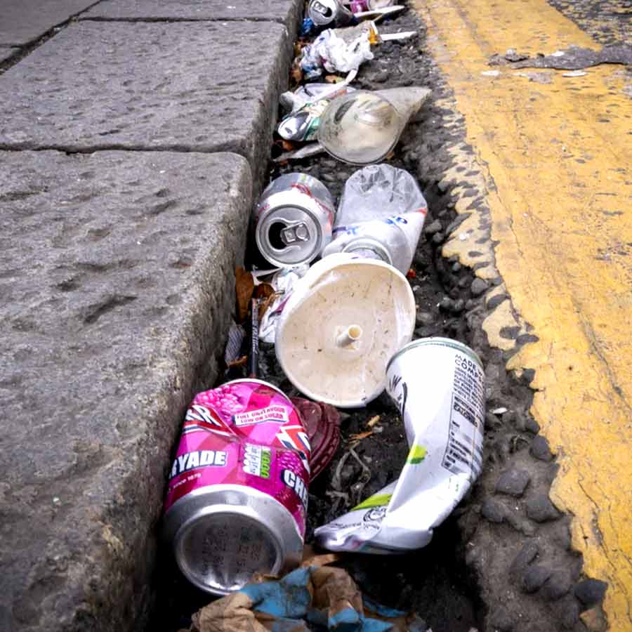 বেশির ভাগ মানুষের কাছে খাবার বা পানীয়ের ক্যানগুলি ময়লা ফেলার পাত্রে ফেলা একটি ক্ষণিকের কাজ। ড্যামিয়ানের কাছে এটি সাত বছরের পরিশ্রম। প্রায় এক দশক ধরে এই তরুণ ফেলে দেওয়া ক্যান এবং বোতল সংগ্রহ করে সেগুলিকে জীবন বদলে দেওয়ার মতো সম্পদে পরিণত করেছিলেন।