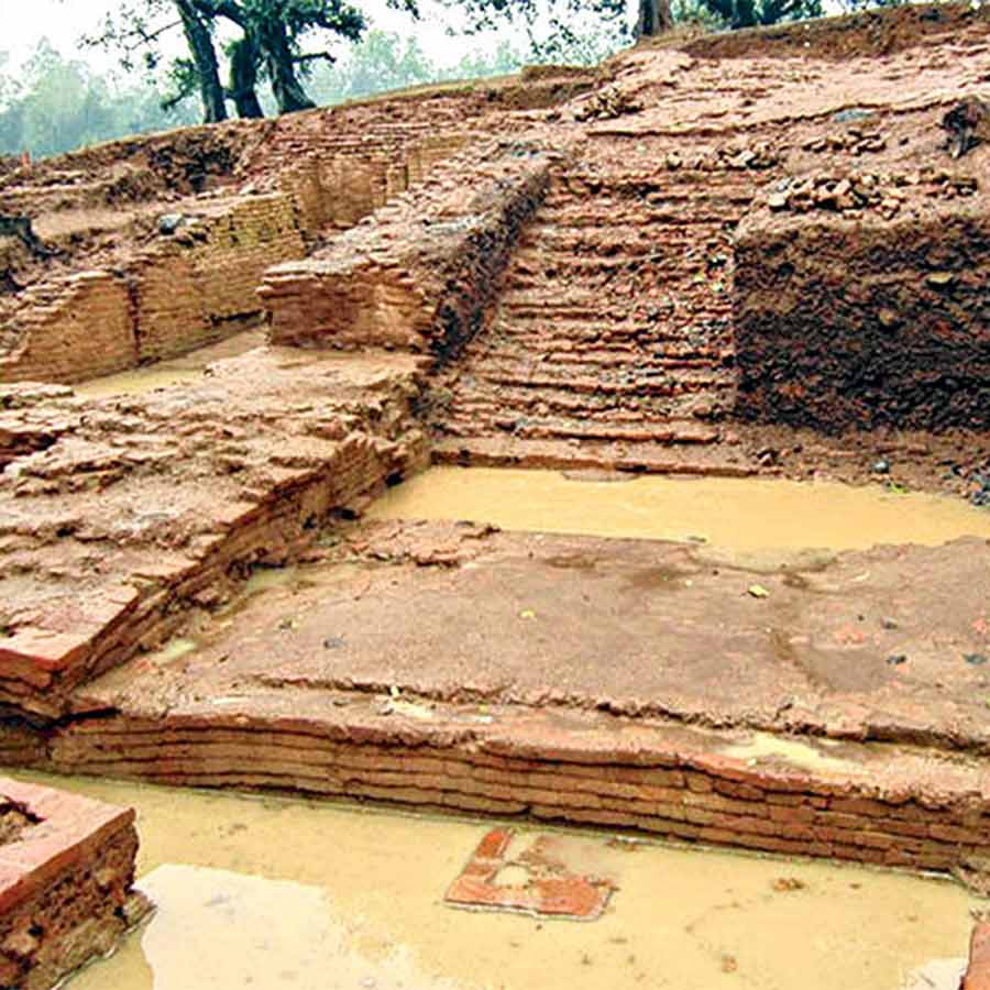 ঐতিহাসিক: খননের ফলে প্রাপ্ত পশ্চিম মেদিনীপুরের মোগলমারি বৌদ্ধ মহাবিহার।