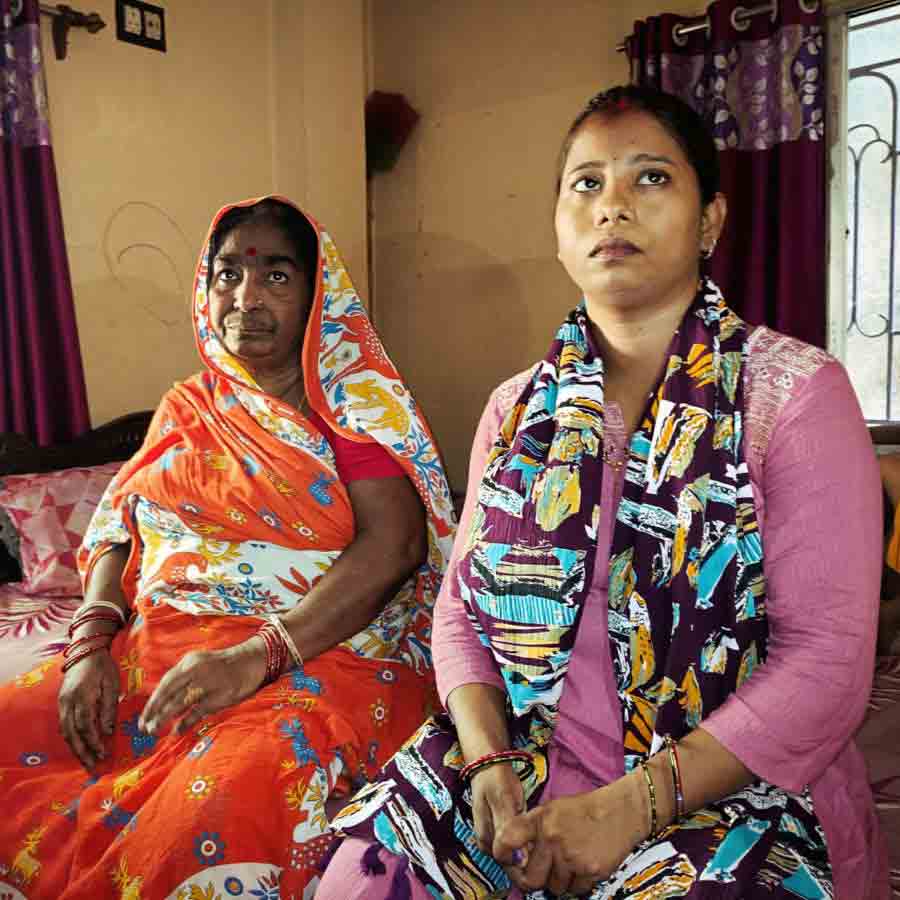 পূর্ণমের মা ও স্ত্রী।