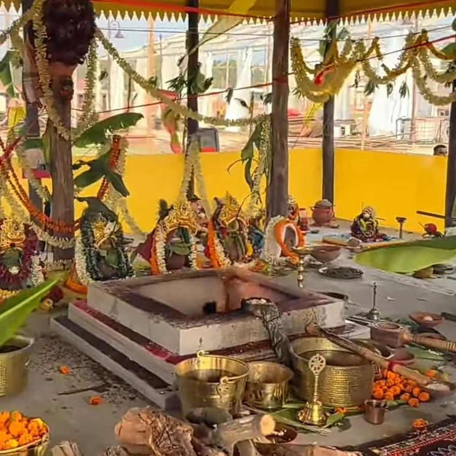 মন্দিরের বাইরে পুরীর প্রতিনিধিদের হোম-যজ্ঞ।