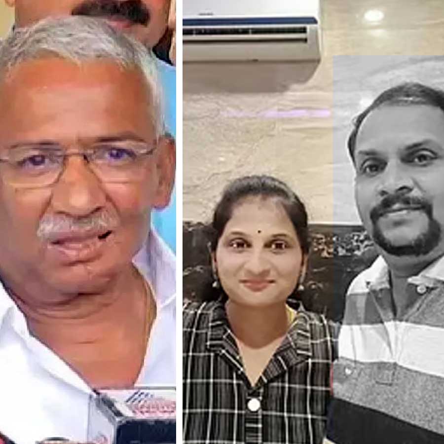 (বাঁ দিকে) মন্ত্রী আরবি তিম্মাপুর। পল্লবী এবং মঞ্জুনাথ (ডান দিকে)।