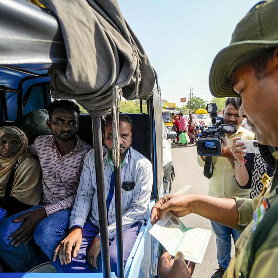 অটারী-ওয়াঘা সীমান্তে পাকিস্তানি নাগরিকদের নথি যাচাই করছেন বিএসএফের জওয়ানেরা। তাঁরা ভারত ছেড়ে পাকিস্তানে ফিরে যাচ্ছেন।