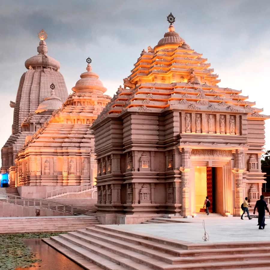 আগামী ৩০ এপ্রিল, অক্ষয় তৃতীয়ায় দিঘায় নবনির্মিত জগন্নাথ ধামের উদ্বোধন। জগন্নাথ মন্দিরে বিগ্রহের প্রাণপ্রতিষ্ঠা করার কথা স্বয়ং মুখ্যমন্ত্রী মমতা বন্দ্যোপাধ্যায়ের। আগের দিন, অর্থাৎ ২৯ এপ্রিল হবে বিশেষ হোমযজ্ঞ। তার আগে নিরাপত্তাবলয়ে মুড়ে ফেলা হল সৈকতনগরীকে। বিশাল পুলিশবাহিনী মোতায়েন করা হয়েছে গোটা দিঘা জুড়ে। নজরদারি শুরু হয়েছে দিঘা গেট এবং ও়ড়িশা সীমানাতেও। 