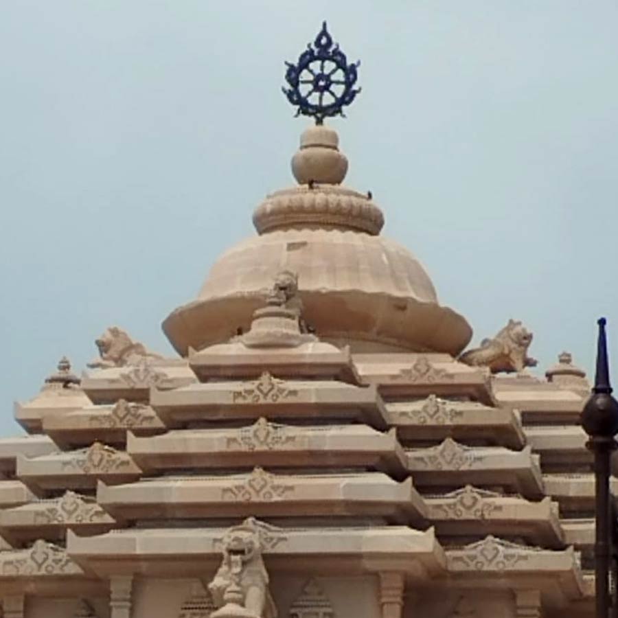 দিঘার জগন্নাথ মন্দিরটি সম্পূর্ণ ভাবেই পুরীর জগন্নাথ মন্দিরের অনুকরণে তৈরি হয়েছে। এই মন্দিরের নির্মাণশৈলীতে পুরীর মতোই উত্তর ভারতীয় নাগারা স্থাপত্যের অনুসরণে কলিঙ্গ আর্ট স্থাপত্যের নিদর্শন দেখতে পাওয়া যাবে। এই মন্দির নির্মাণে ব্যবহৃত হয়েছে রাজস্থানের বংশীপাহাড়পুরের বেলেপাথর। রাজস্থান এবং ওড়িশার প্রায় ৪০০ শ্রমিক জগন্নাথদেবের মন্দিরটি নির্মাণ করেছেন। তবে পুরীর মন্দিরে মূল বিগ্রহটি নিম কাঠের হলেও, দিঘার জগন্নাথ মন্দিরে পূজিত হবে পাথরের মূর্তি। কাঠের মূর্তি এখানেও থাকছে, যা রথে চড়ে মাসির বাড়িতে যাবে।