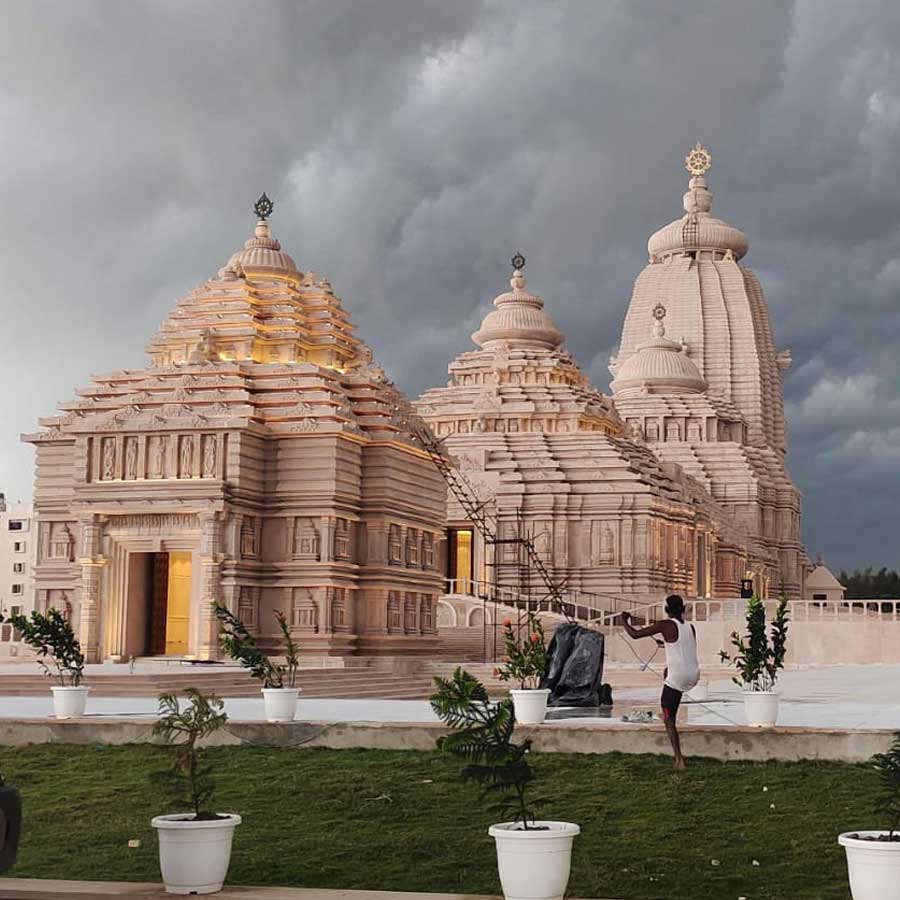 অরুণস্তম্ভ পেরিয়ে গেলেই সামনে রয়েছে সিংহদ্বার বা গোপুরম ১। সিংহদ্বারের বাইরে দরজার পাহারায় রয়েছে জয়-বিজয়। তাঁদের মাঝে রয়েছেন নবরত্ন (ন’জন দেবদেবী)। সিংহদ্বারের কাঠের প্রবেশদ্বারের উপরে রয়েছে কালো গ্রানাইট পাথর দিয়ে তৈরি গজলক্ষ্মী। যার দু’দিকে রয়েছে দুই নর্তকী এবং দেবদাসী। সিংহদ্বারের ভিতরের অংশ পুরোটাই ভিয়েতনাম মার্বেল দিয়ে সাজানো। ভিতরে রয়েছে জগন্নাথদেবের পতিতপাবন মূর্তি। পাশের দেওয়ালের দিকে হনুমানের একটি মূর্তিও রয়েছে। 