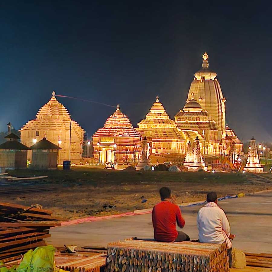 খানিক সামনে এগিয়ে গেলে রয়েছে পদ্মকুণ্ড। পদ্মকুণ্ডের চারদিকে ফাঁকা চাতাল। সেখানে নামার জন্য সিঁড়িও রয়েছে। এই চাতালে জগন্নাথদেবের আরাধনা করা যাবে। সামনে এগিয়ে গেলে পড়বে গোপুরম ২, যা গোপুরম ১-এর মতোই দেখতে অনেকটা। এখানে পূজিত হবে অনন্তনাগ। এটিকে অনন্ত বাসুদেবের মন্দিরও বলা হয়। এর পর এগিয়ে গেলে ধাপে ধাপে পৌঁছোনো যাবে মূল মন্দিরের ভোগমণ্ডপ, নাটমন্দির, জগমোহন এবং গর্ভগৃহ। 