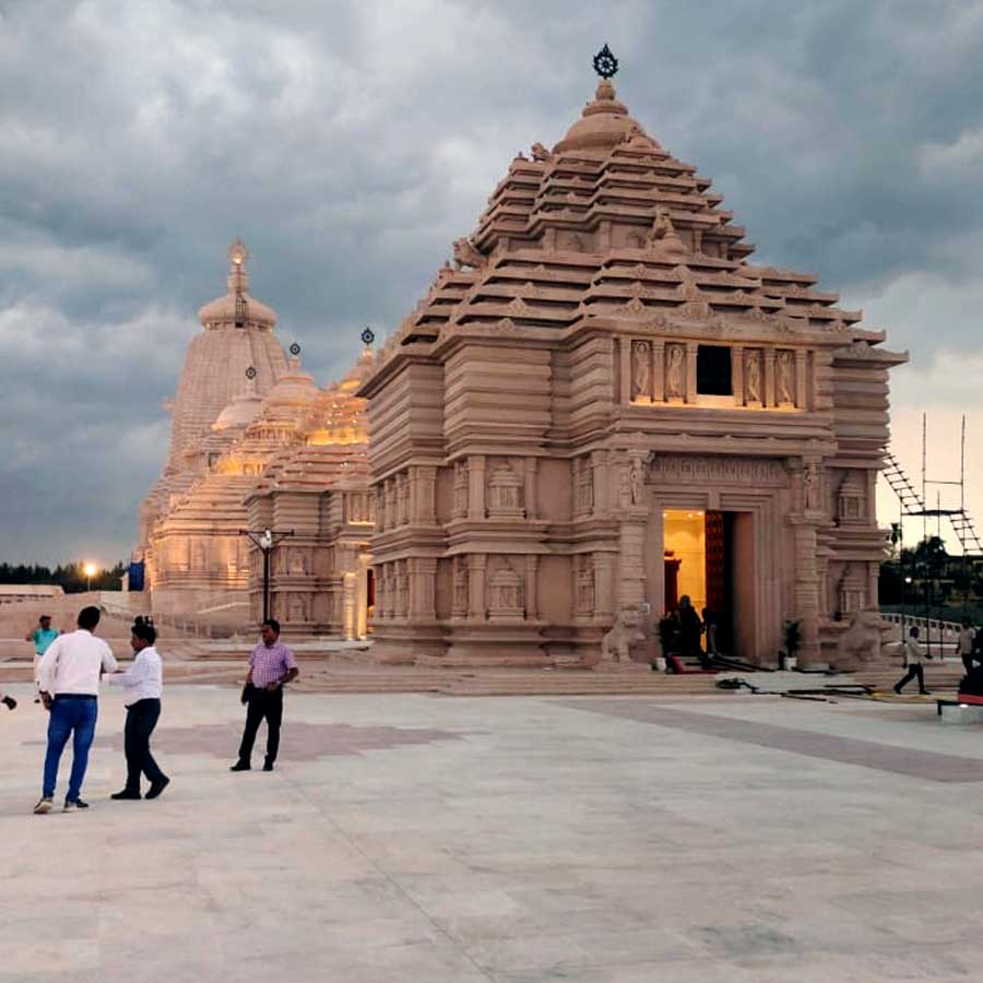 সামনেই নাটমন্দির। সেখানে রয়েছে গরুড়স্তম্ভ। নাচ, গান, কীর্তনের আসর বসবে সেখানে। এমন ভাবে তৈরি করা হয়েছে যাতে, গরুড় সরাসরি জগন্নাথ বলরাম এবং সুভদ্রাকে দেখতে পান। উপরে রয়েছে সাতটি ঝাড়বাতি। নাটমন্দিরে গ্রানাইট পাথরে তৈরি ব্রহ্মা, বিষ্ণু, মহেশ্বরের মূর্তি রয়েছে। 