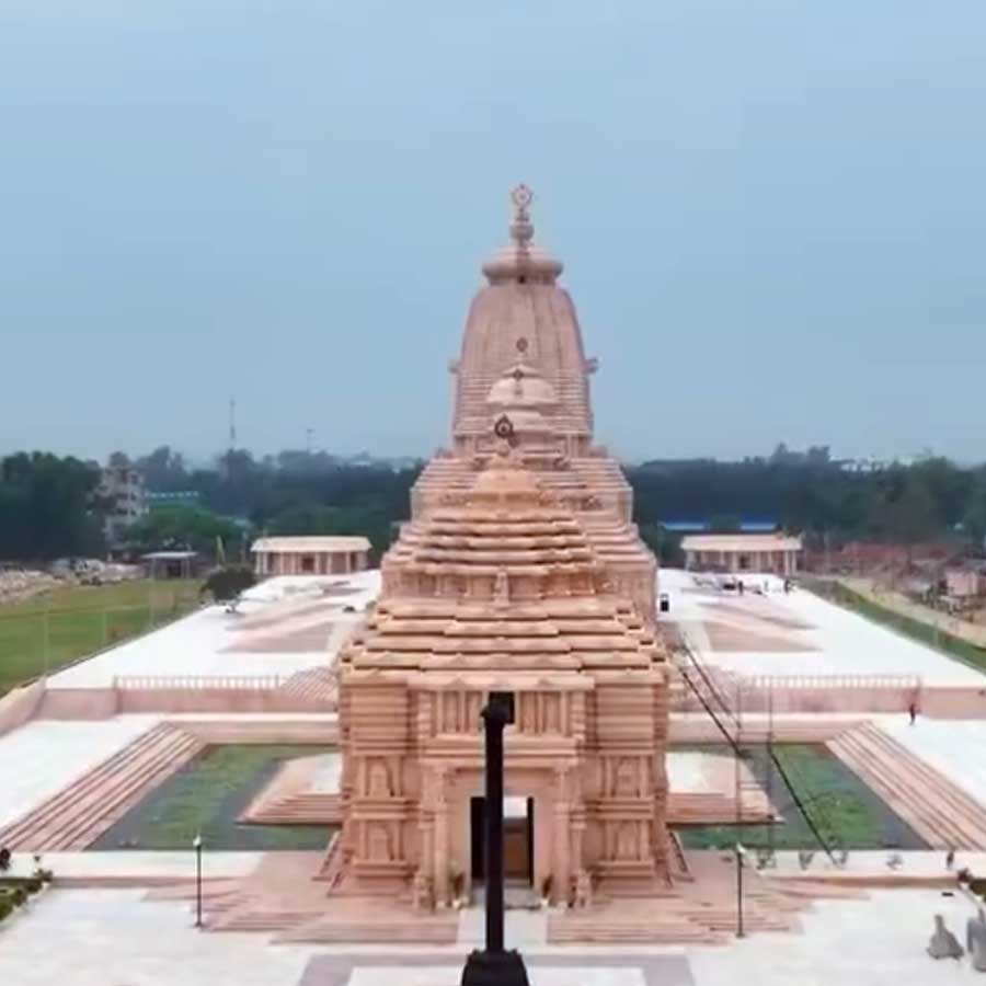 সব শেষে রয়েছে মূল মন্দির বা গর্ভগৃহ। এটি প্রায় ৬৫ মিটার উঁচু। এই গর্ভগৃহে গেলে দেখা যাবে রত্নবেদী, যেখানে অধিষ্ঠিত হবেন জগন্নাথ, বলরাম এবং সুভদ্রা। গত মার্চে রাজস্থান থেকে আসা ওই মূর্তিগুলিকে রত্নবেদীর উপর তোলার কাজ শেষ হয়েছে। অক্ষয় তৃতীয়ার শুভলগ্নে ওই মূর্তিগুলিই প্রাণপ্রতিষ্ঠা পাবে।