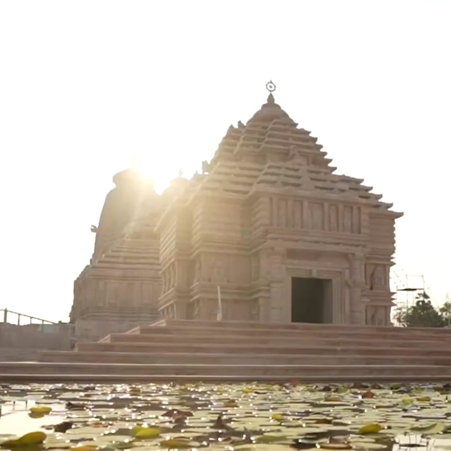 গত বৃহস্পতিবার থেকে প্রায় এক কোটি মন্ত্রোচ্চারণের লক্ষ্যে চারটি কুণ্ডের মাঝে মহাকুণ্ড জ্বালিয়ে চলছে যজ্ঞ। গর্ভগৃহে প্রদীপ জ্বালিয়ে দেবতাকে আহ্বান জানানো হয়েছে। ইতিমধ্যেই শেষ হয়েছে জগন্নাথদেবের বসার পিঁড়ির পুজো। দুগ্ধস্নান সম্পন্ন হয়েছে জগন্নাথ, বলরাম, সুভদ্রা এবং সুদর্শনের। লক্ষ্মী, বিমলা, সত্যভামা-সহ সমস্ত দেবদেবীর মূর্তিকেও দুগ্ধস্নান করানো হয়েছে।
