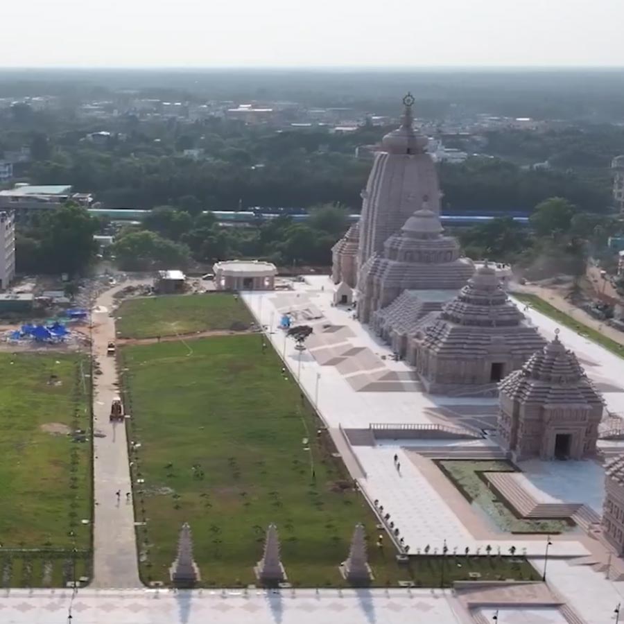 দিঘা জুড়ে মাইকে বাজছে মাঙ্গলিক সানাইয়ের সুর। ২৯ তারিখ হবে মহাযজ্ঞ। ওই দিন পর্যন্ত রোজই হোমযজ্ঞ চলবে বলে মন্দির সূত্রে খবর।