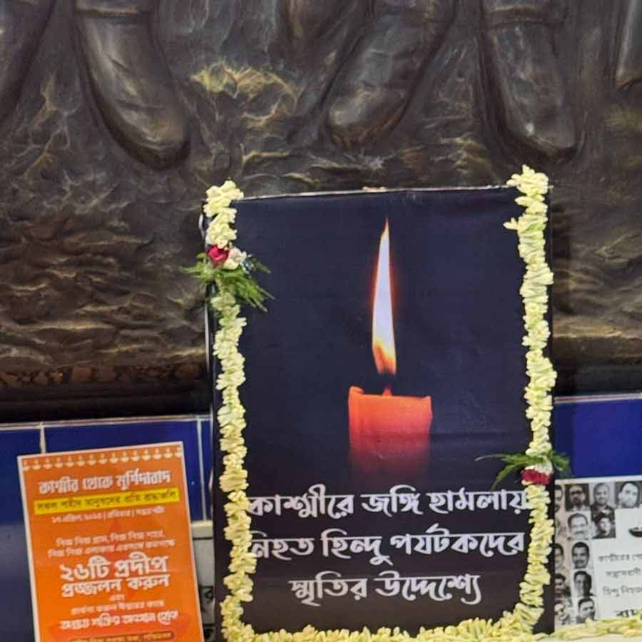 কাশ্মীরে জঙ্গি হানায় নিহত ২৬ জনের স্মরণে প্রদীপ জ্বালিয়ে শ্রদ্ধা বিজেপির।