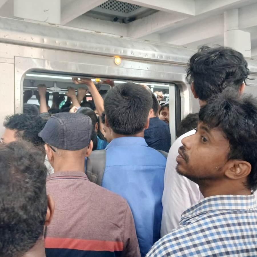 যাত্রীদের ভিড় দমদম মেট্রো স্টেশনে। সোমবার।