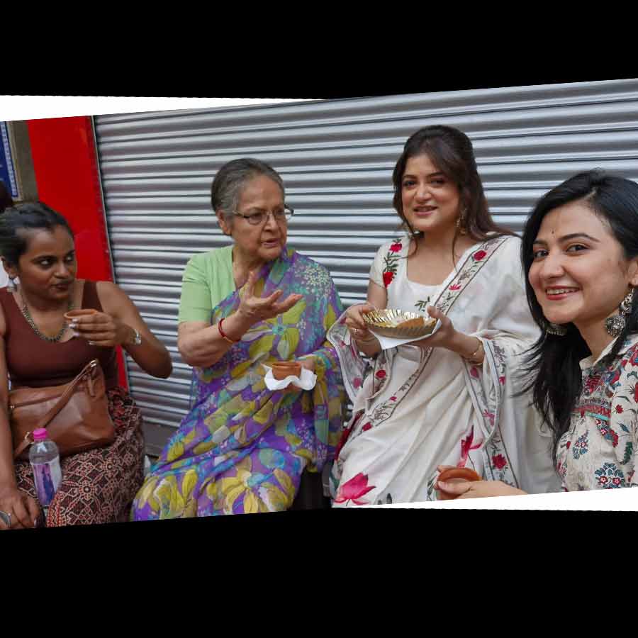 রাখি গুলজারের সঙ্গে ফুচকা খেলেন শ্রাবন্তী চট্টোপাধ্যায়, ঐশ্বর্য সেন।