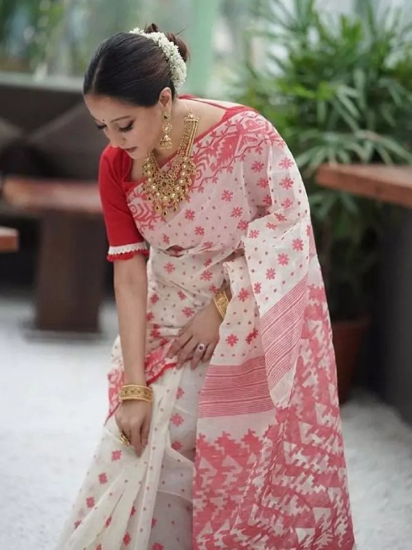 সাদা লালের রংমিলন্তি ঢাকাই জামদানিতে। পরেছেন অভিনেত্রী রাইমা সেন।
