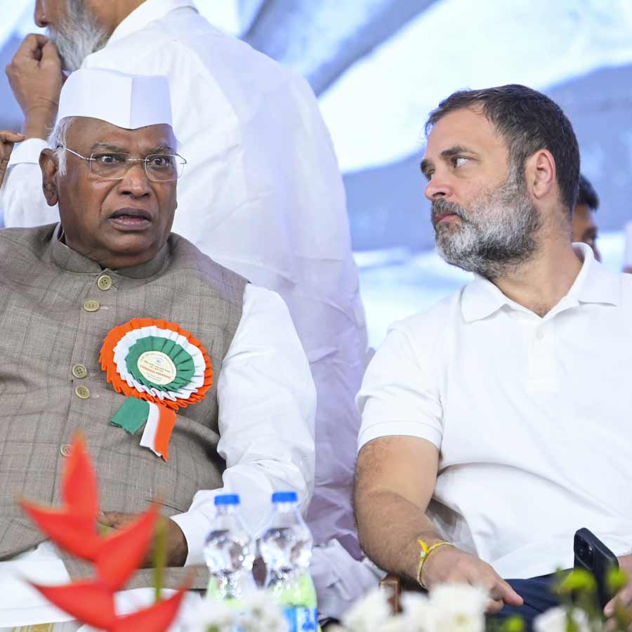 কংগ্রেস সভাপতি মল্লিকার্জুন খড়্গে এবং লোকসভার বিরোধী দলনেতা রাহুল গান্ধী।