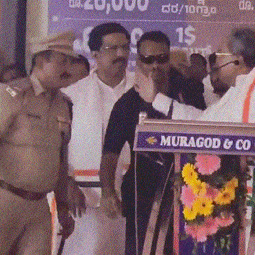 Karnataka CM Siddaramaiah seen raising hand to slap senior cop at public meeting
