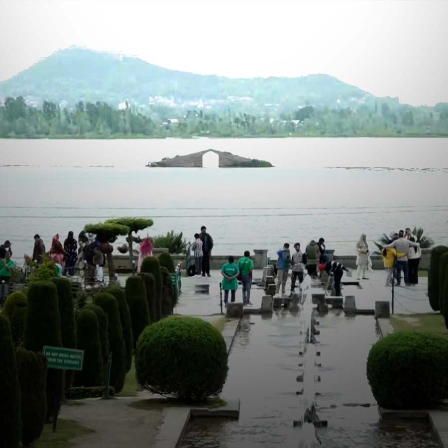 Tourists Return to Kashmir, Reaffirming Trust in Safety and Hospitality After Pahalgam Attack dgtl