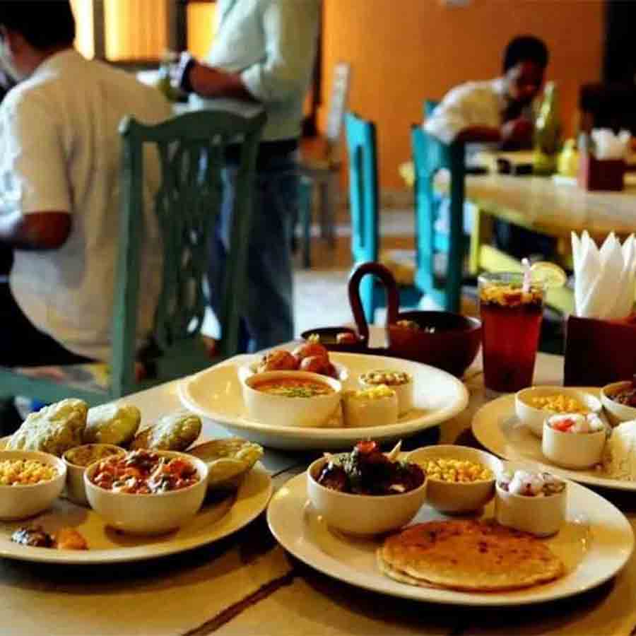 পরিষেবা খরচ না নিলে দাম বাড়বে খাবারের।