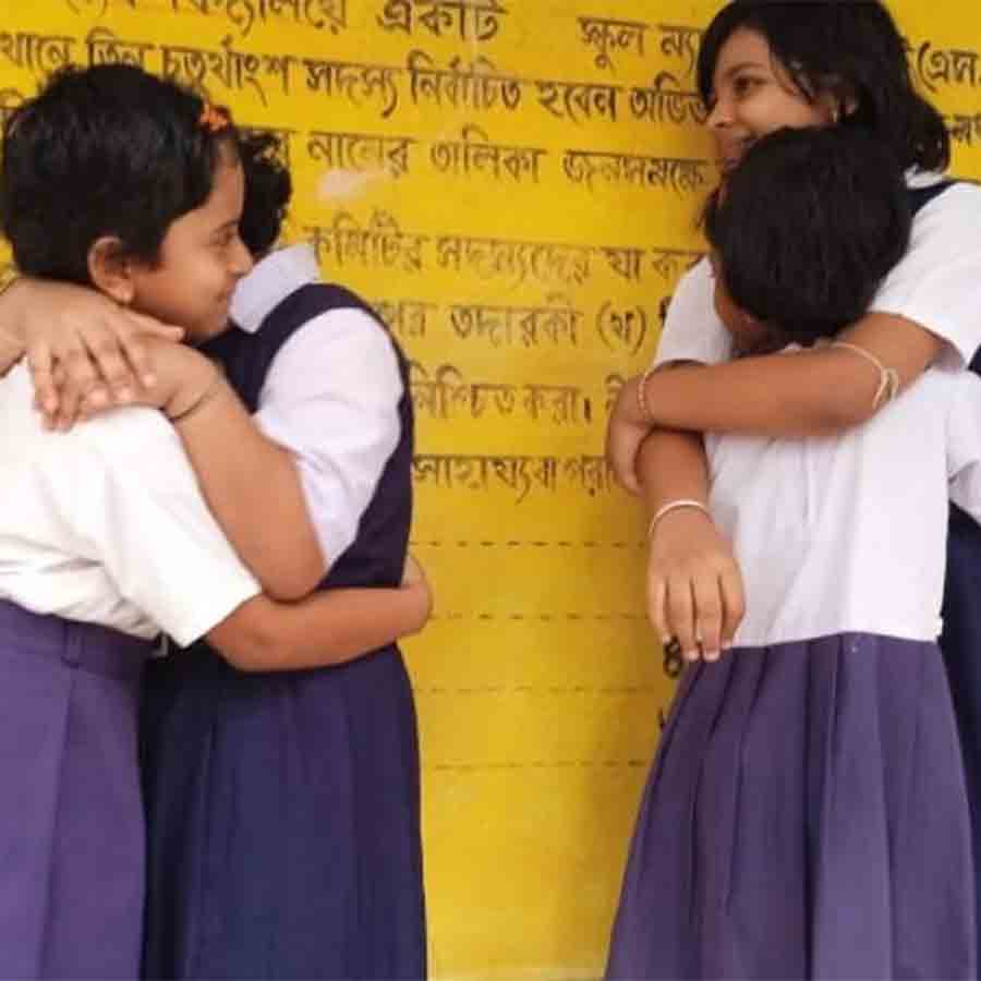 রায়নার স্কুলে। নিজস্ব চিত্র