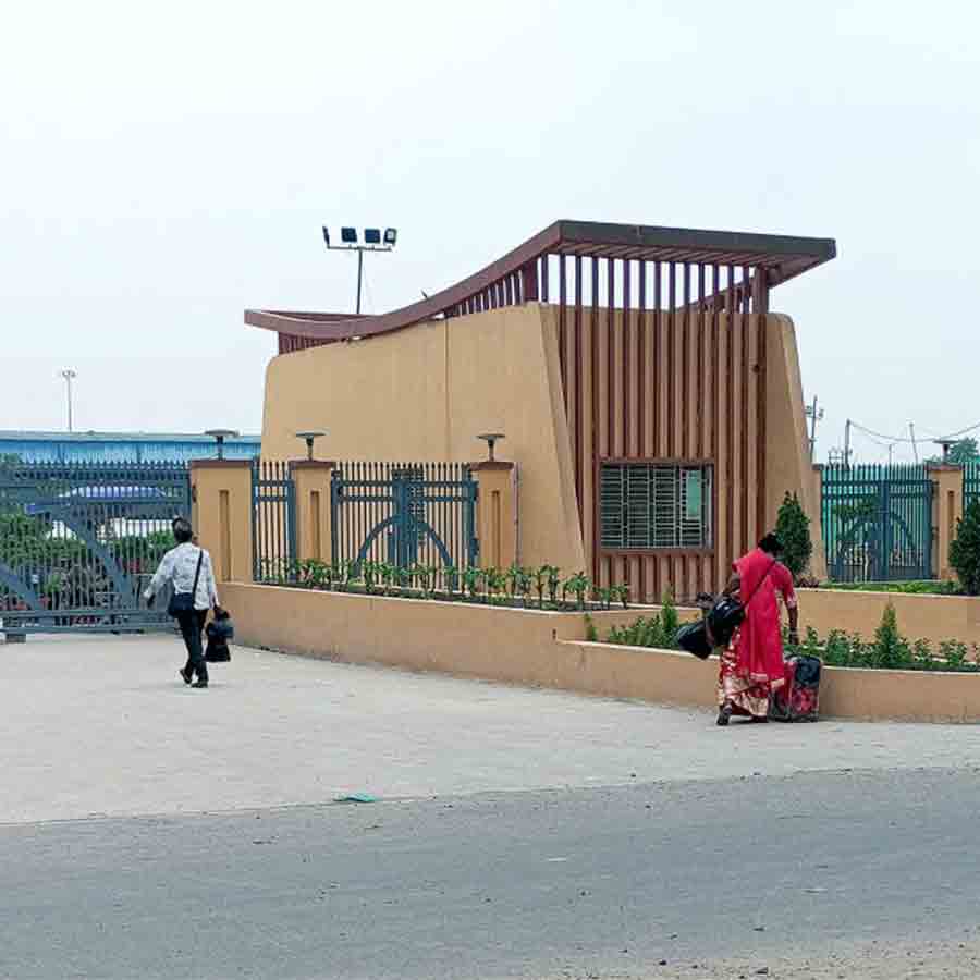 যাত্রিসংখ্যা কমেছে পেট্রাপোলে। সারা দিনে যাতায়াত করছেন হাতেগোনা কয়েক জন মাত্র।