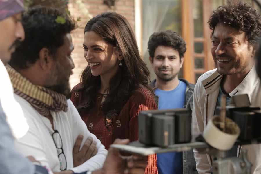 ‘পিকু’ ছবির সেটে সুজিত সরকার, দীপিকা পাড়ুকোন, ইরফান খান।