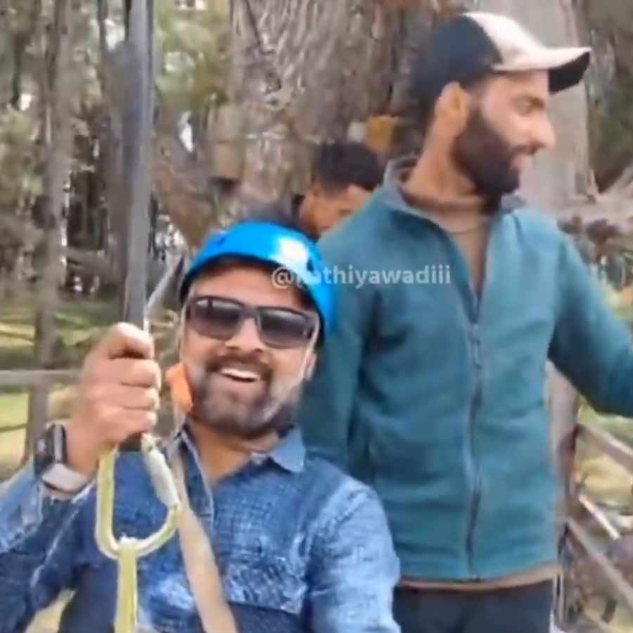 (বাঁ দিকে) গুজরাতের পর্যটক ঋষি ভাট। জ়িপলাইনের অপারেটর (ডান দিকে)।