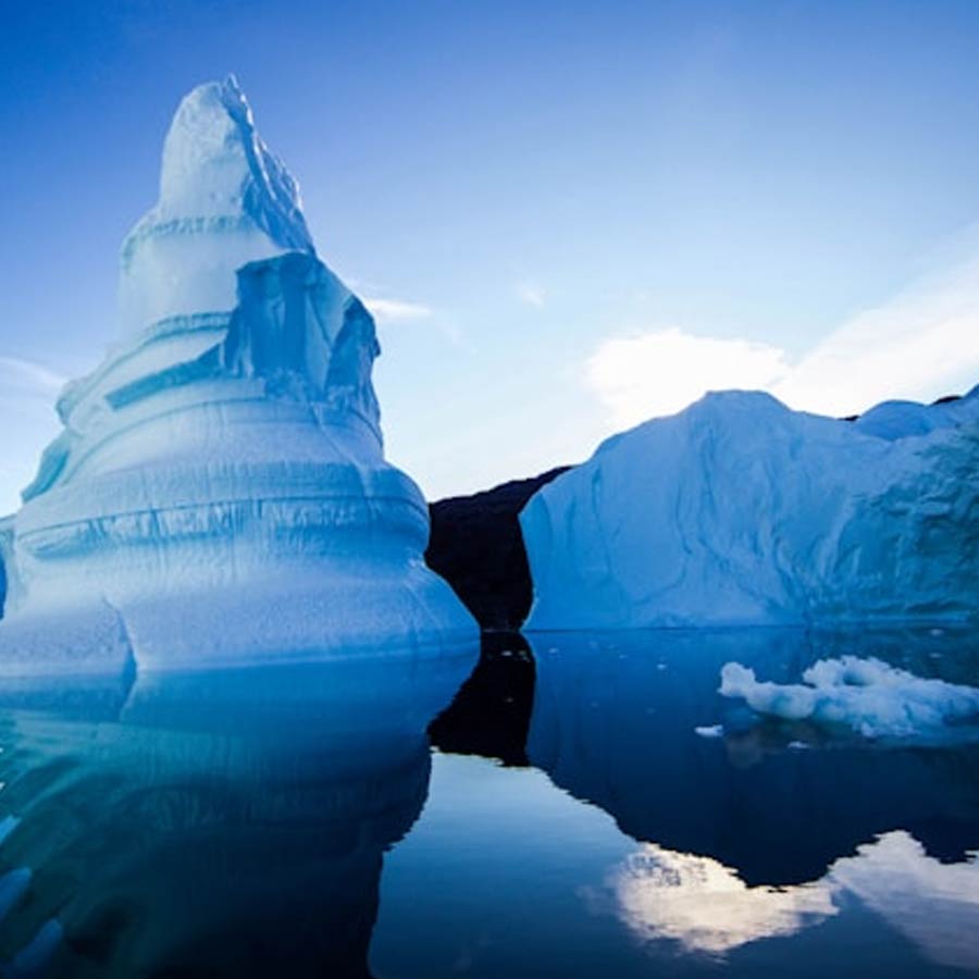 মহাকর্ষীয় তথ্য সমুদ্রপৃষ্ঠের গভীরে পাথরের ঘনত্ব বুঝতে সাহায্য করে। মাধ্যাকর্ষণ শক্তির টানে সমুদ্রের গভীরে হওয়া ছোট ছোট পরিবর্তনগুলি লক্ষ করা হয়।  