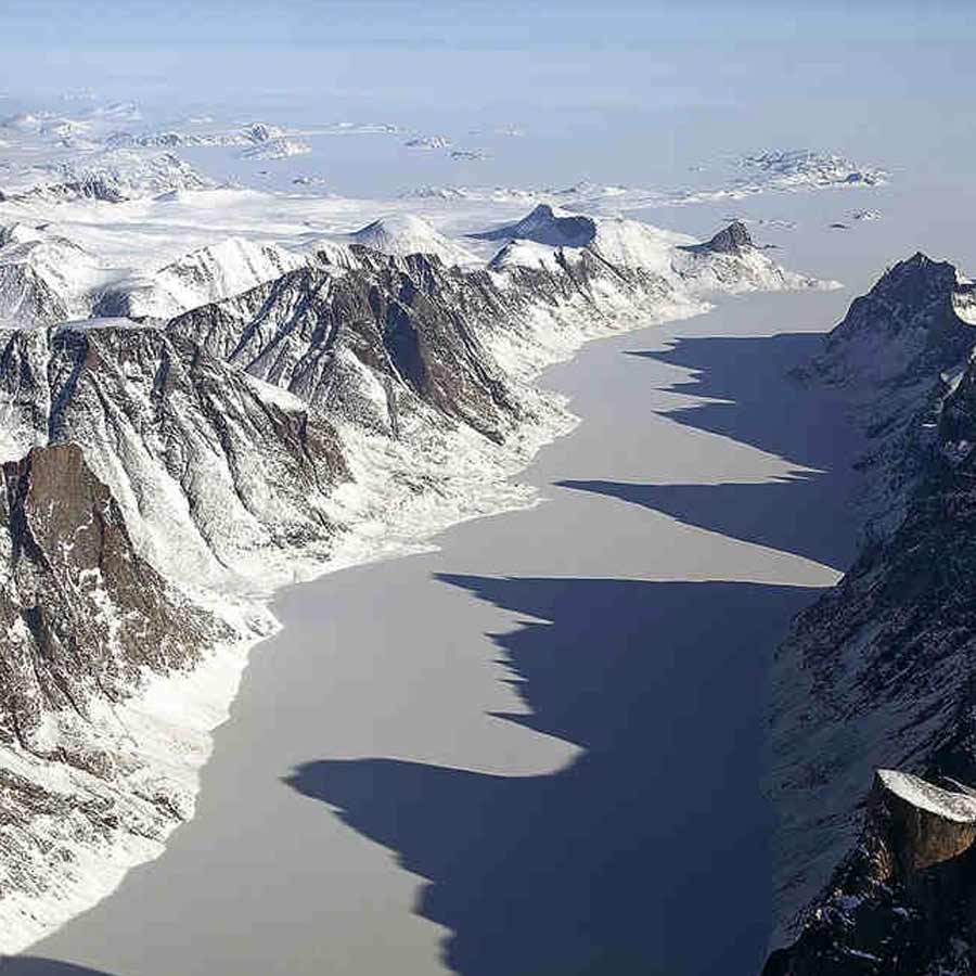 অন্য দিকে, ভূকম্পীয় তথ্য গভীর শিলাস্তর এবং তার কাঠামোর পরিবর্তন লক্ষ করার জন্য শব্দতরঙ্গের (অ্যাকাউস্টিক ওয়েভ) প্রতিফলন ব্যবহার করে।