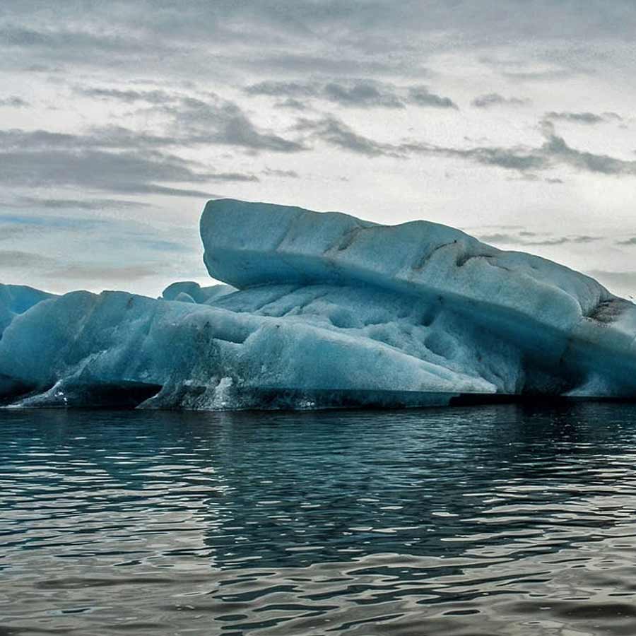 গবেষণা করে জানা গিয়েছে যে, গ্রিনল্যান্ড এবং উত্তর আমেরিকা প্রায় ১২ কোটি বছর আগে বিচ্ছিন্ন হতে শুরু করেছিল। টেকটনিক প্লেটের এই গতিবিধি প্রায় ৬ কোটি ১০ লক্ষ বছর আগে আরও বেড়ে যায়। ডেভিস প্রণালীর সমুদ্রতল আরও ছড়িয়ে পড়তে শুরু করে এবং বর্তমান কানাডা ও গ্রিনল্যান্ডের মধ্যে দূরত্ব তৈরি করে।