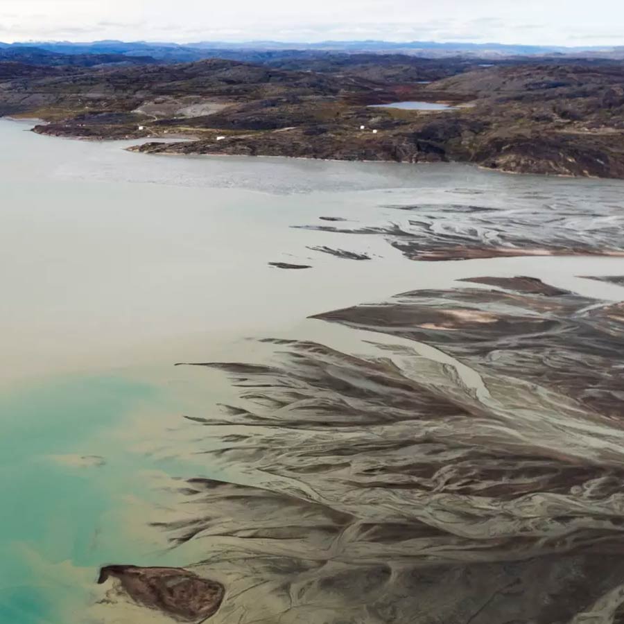 ৩ কোটি বছর আগে এলেসমেয়ার দ্বীপের সঙ্গে সংঘর্ষে লিপ্ত হয় গ্রিনল্যান্ডের ভূস্তর, যা সম্ভবত টেকটনিক প্লেটের গতিবিধি আরও ধীর করে দেয় বলে বিজ্ঞানীদের ধারণা।