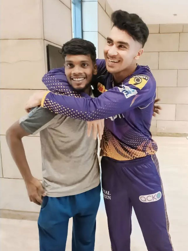 রহমানুল্লাহ গুরবাজ়ের সঙ্গে অজিত।