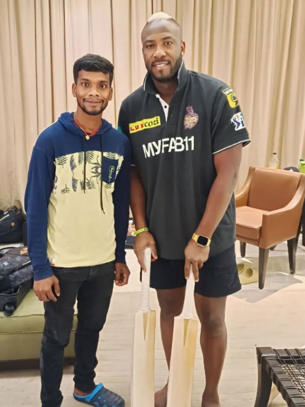 আন্দ্রে রাসেলের সঙ্গে অজিত।