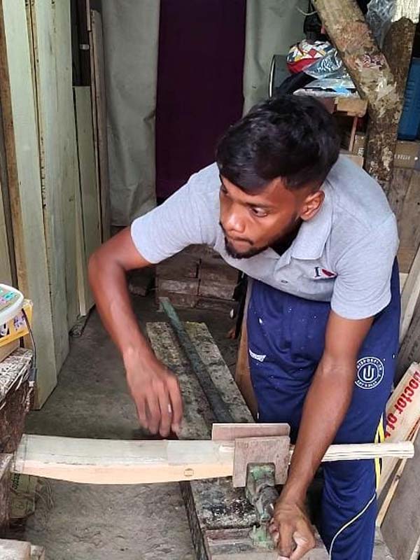 কারখানায় ব্যাট সারাইয়ের কাজে ব্যস্ত।